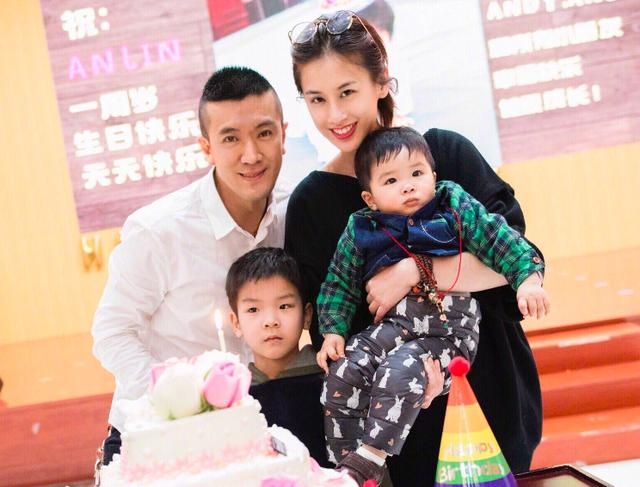 Sao Hoa ngu giau giem chuyen ket hon,  co con anh 10