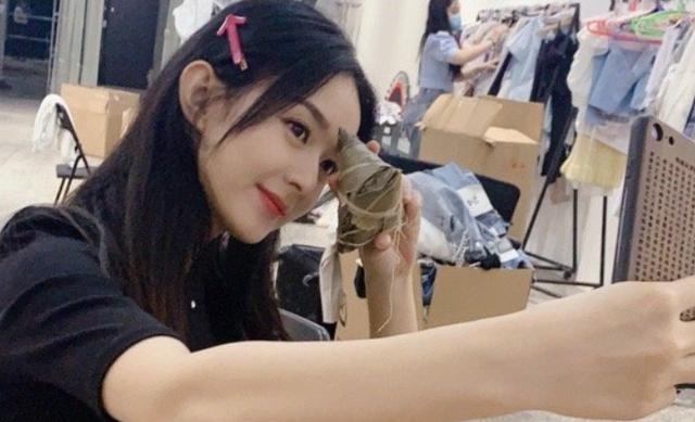 Nhan sac cua Trieu Le Dinh trong anh chua chinh sua hinh anh