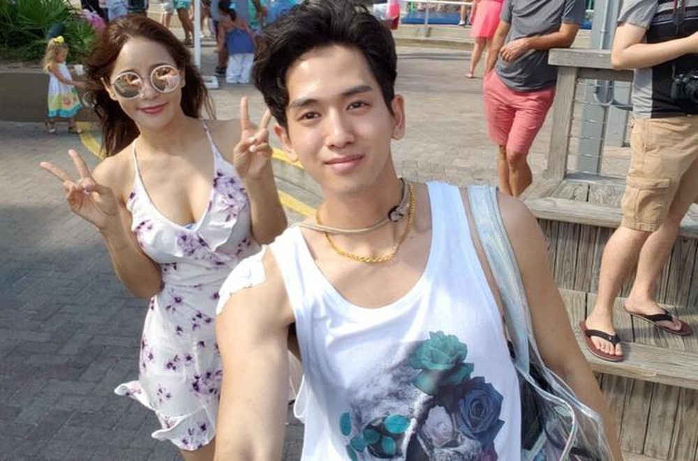 Cap vo chong chenh lech hang chuc tuoi cua gioi giai tri hinh anh