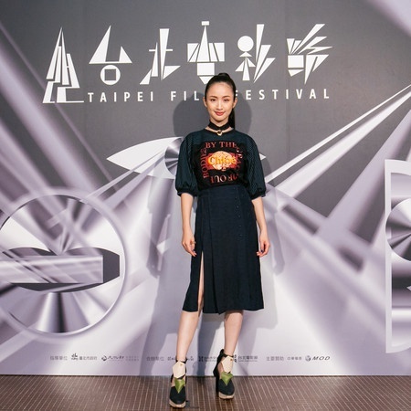 Lam Y Than roi gioi giai tri anh 1