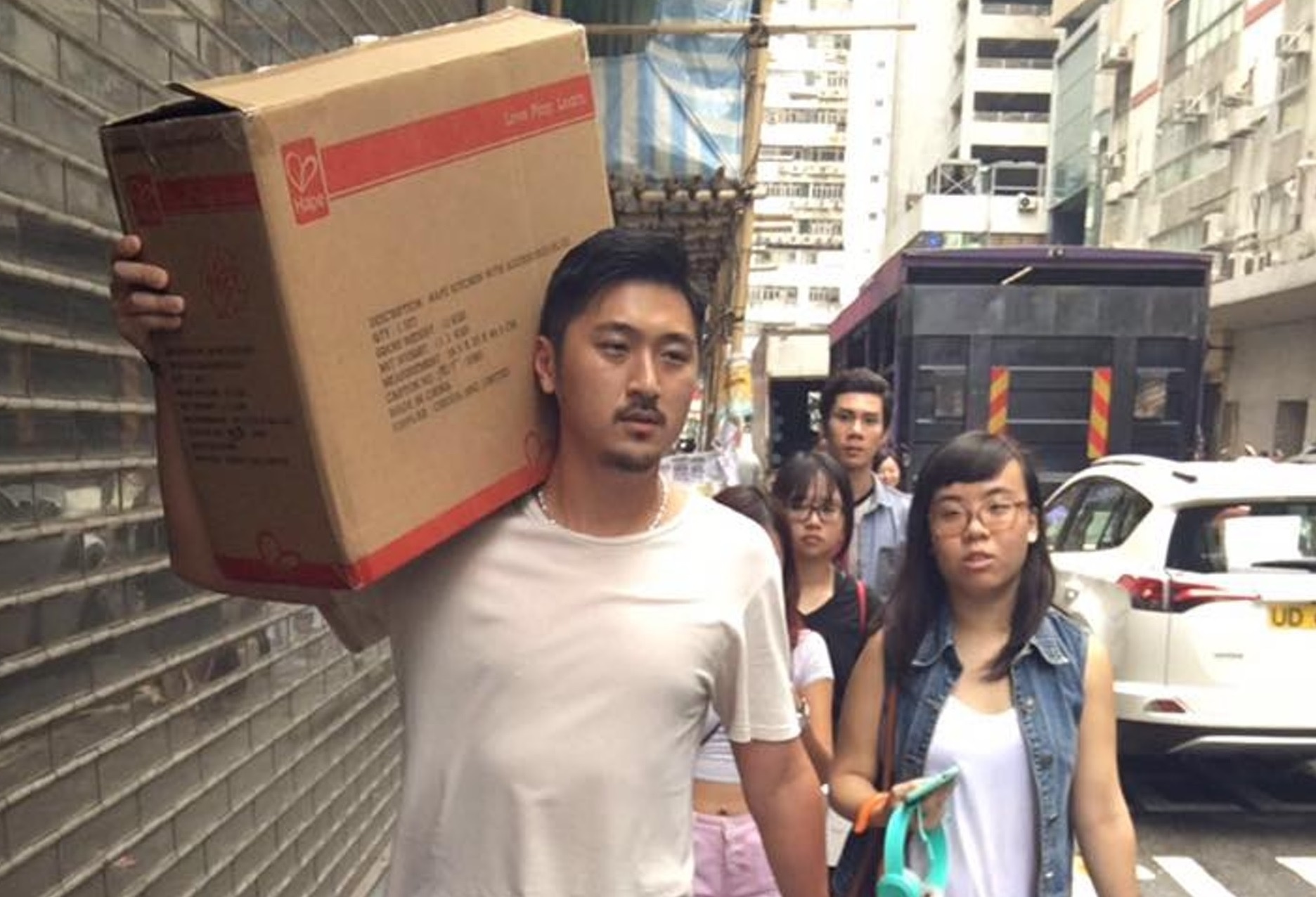 Cuu dien vien ATV lam tai xe xe bus, boc vac kiem song hinh anh