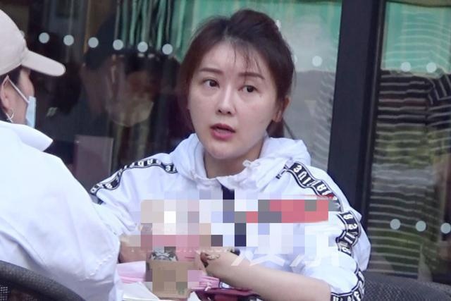 Cam Vy bi cam xuat canh,  chi tieu xa xi anh 1