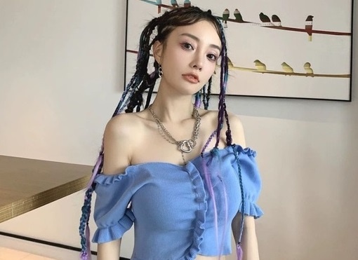 Ly Tieu Lo di bar thau dem sau ly hon hinh anh