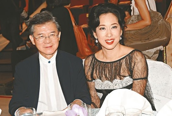 Chu Linh Linh - hoa hau khien hai dai gia si me, tang mot nua gia tai hinh anh