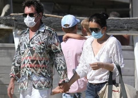 Cung Loi va chong 71 tuoi nam tay tren pho hinh anh