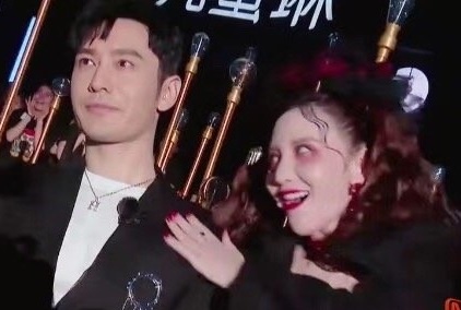 Huynh Hieu Minh ne tranh khi Truong Manh au yem tren san khau hinh anh