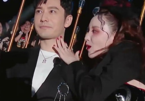 Phan ung cua Huynh Hieu Minh khi o ben Truong Manh hinh anh