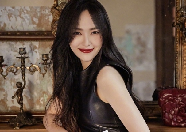 Hanh xu cua Duong Yen truoc tin La Tan ngoai tinh voi nu tro ly hinh anh