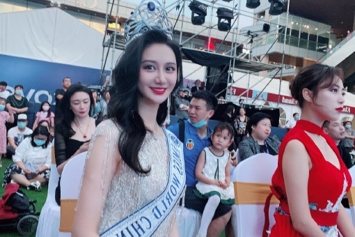 Dien ao tam giua pho va su bat nhao cua cuoc thi hoa hau o Trung Quoc hinh anh