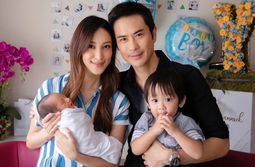 Trinh Gia Dinh va Tran Khai Lam don con trai thu hai hinh anh