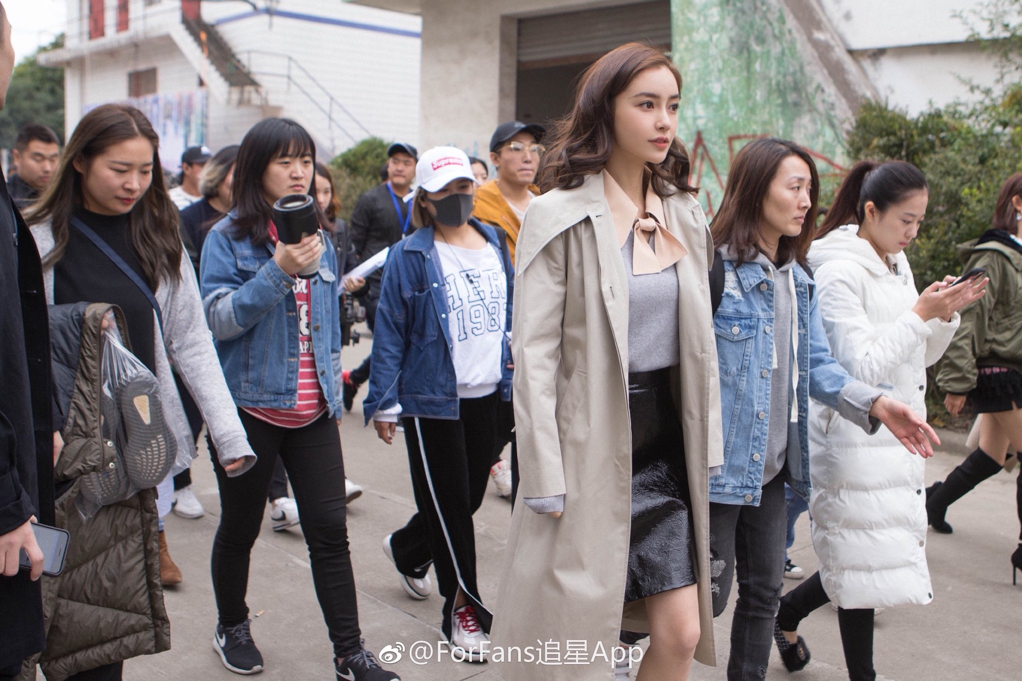 Van nan chup trom,  mua ban hinh anh sao tai showbiz Hoa ngu anh 1