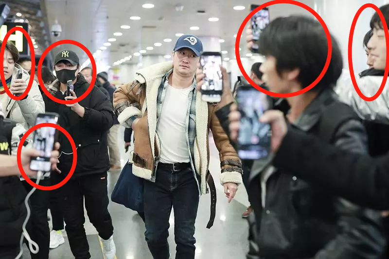 Van nan chup trom,  mua ban hinh anh sao tai showbiz Hoa ngu anh 5