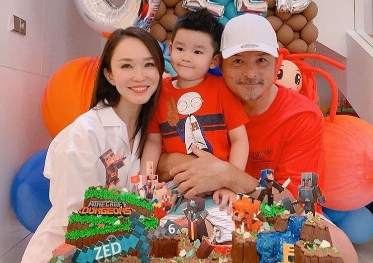 Pham Van Phuong - Ly Minh Thuan dang anh hanh phuc mung sinh nhat con hinh anh