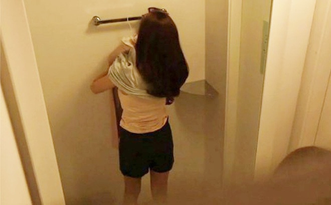 Nam dien vien dat camera quay len o nha ve sinh nu dai KBS khai gi? hinh anh