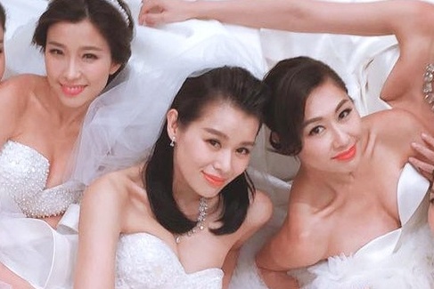 Phia sau cac nhom ban quyen luc cua gioi nghe si Hong Kong hinh anh