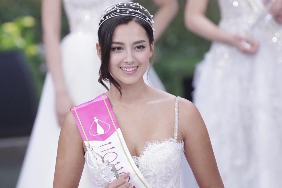 Nhung Hoa hau Hong Kong bi che ngoai hinh khi dang quang hinh anh
