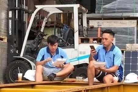 Tai tu TVB Tran Quoc Phong va Mac Gia Kiem lam cong nhan boc vac hinh anh