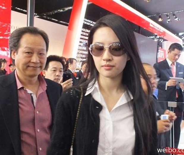 The luc ngam chong lung cho sao Hoa ngu anh 3