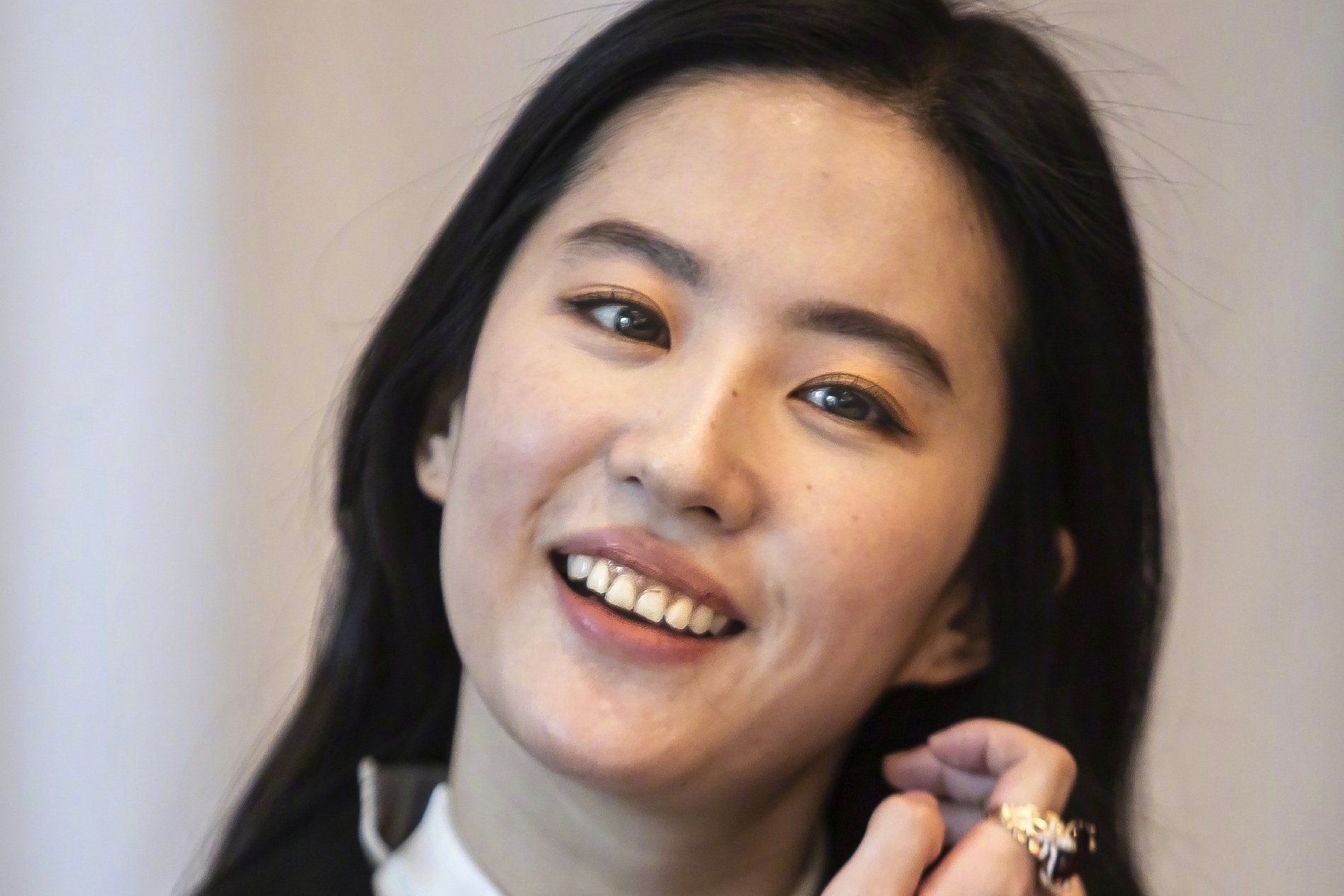 Nhan sac tuoi 33 cua Luu Diec Phi hinh anh