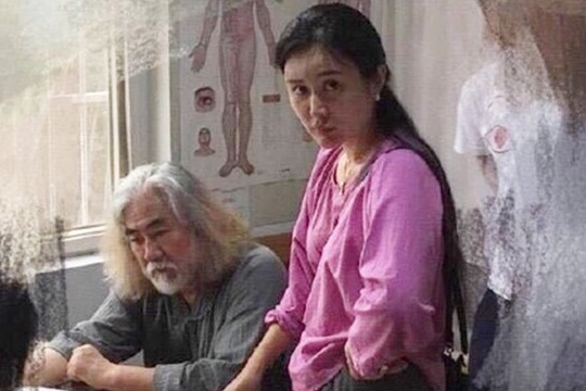 Dao dien Truong Ky Trung lai len chuc cha o tuoi 69 hinh anh