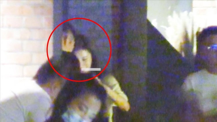 Uông Tiểu Phi thân mật với phụ nữ lạ mặt ảnh 2 Uong Tieu Phi than mat voi phu nu la mat anh 2