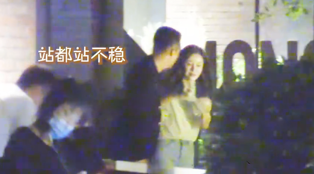 Uông Tiểu Phi thân mật với phụ nữ lạ mặt ảnh 1 Uong Tieu Phi than mat voi phu nu la mat anh 1