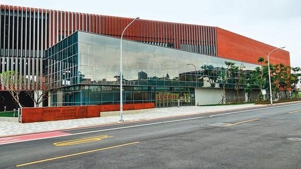 Vo chong Chau Kiet Luan va Con Lang anh 1