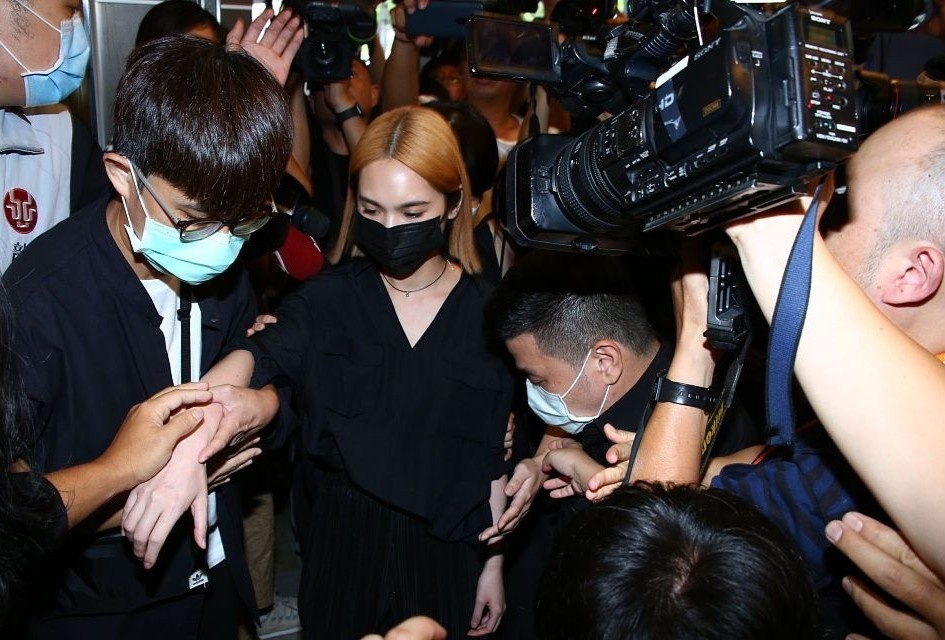 Duong Thua Lam dua tien Hoang Hong Thang hinh anh