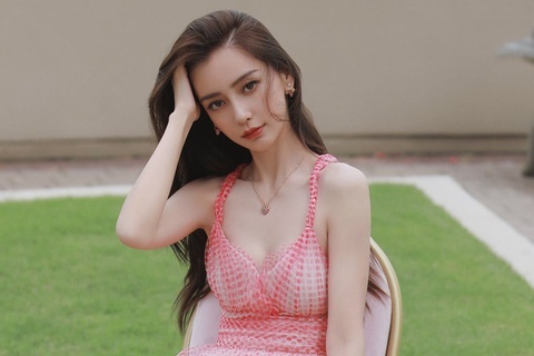 Angelababy no luc dien xuat vi con trai hinh anh
