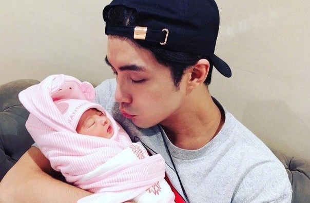 Ha Quan Tuong bi chi trich khi ep vo sinh con som 2 tuan hinh anh