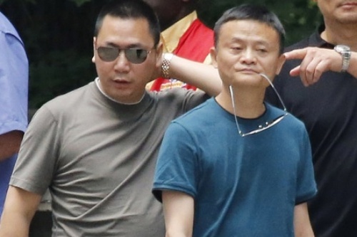 Chong Trieu Vy xuat hien sau tin hon nhan ran nut hinh anh