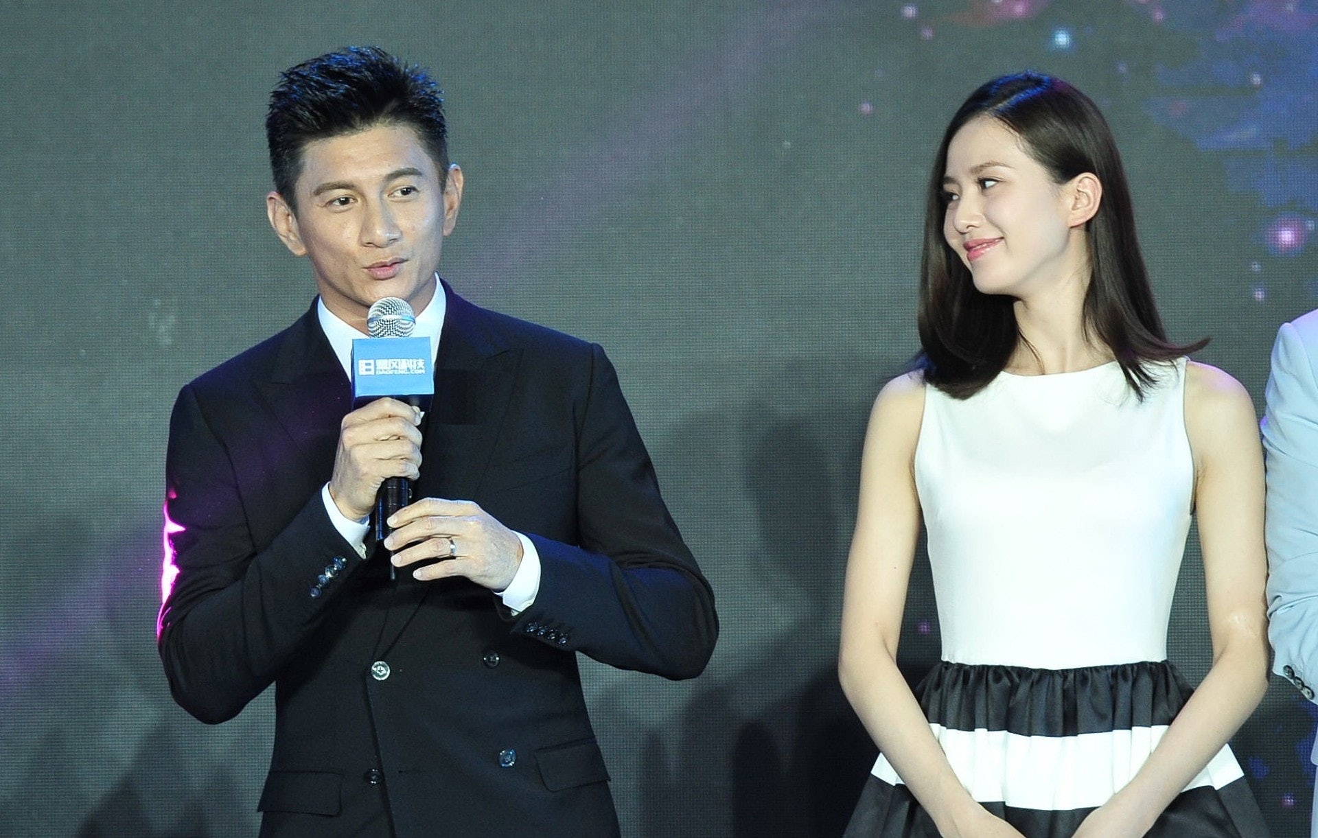 Sao Hoa ngu lao dao ganh no cho nguoi than anh 10