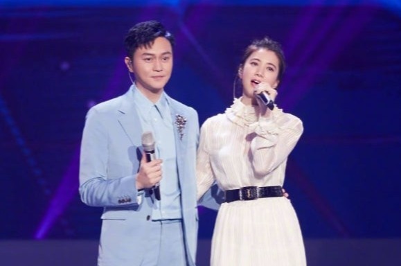 Vien Vinh Nghi va Truong Tri Lam hat tinh ca tren san khau hinh anh