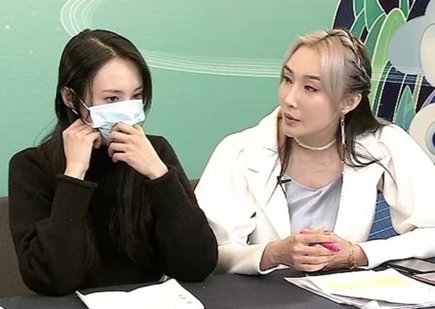 Trinh Sang bi chi trich vi den muon khi livestream hinh anh