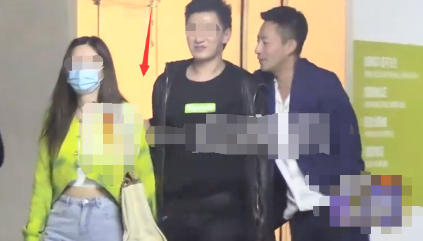 Uong Tieu Phi tiep tuc lo anh ngoai tinh anh 1