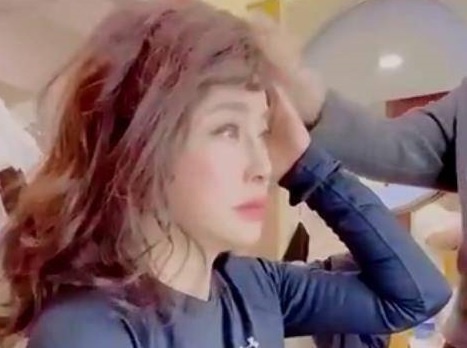 Guong mat do cung trong anh chua chinh sua cua Luu Hieu Khanh hinh anh