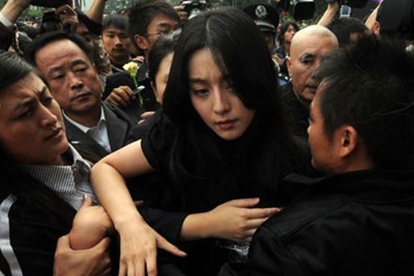 Nhung lan Chan Tu Dan, Pham Bang Bang bo ve vi bi coi thuong hinh anh