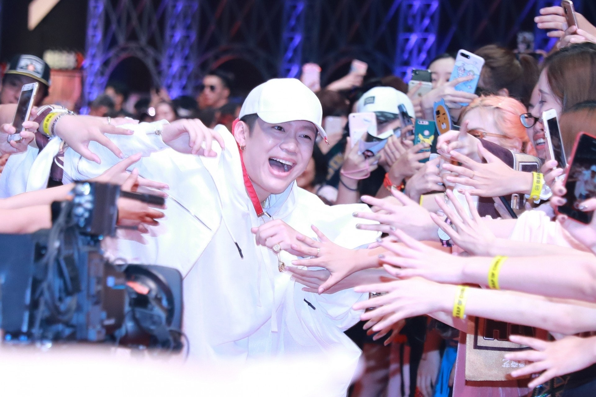 Vi sao rapper so mot Trung Quoc bi duoi khoi bar va tay chay? hinh anh