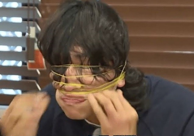 Show Running Man Han Quoc bi len an vi ep nghe si deo day chun len mat hinh anh