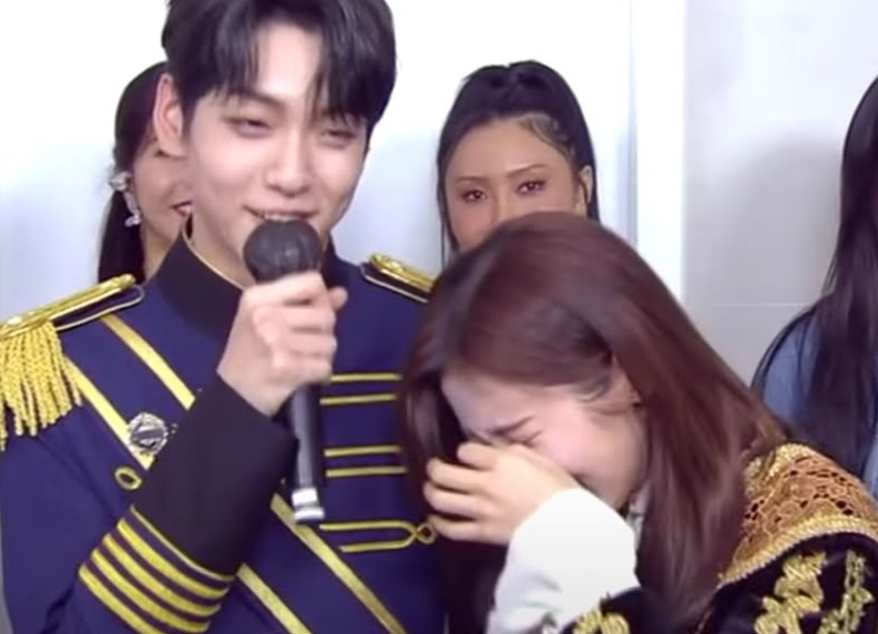 My nhan nhom Oh My Girl bi phan ung khi than mat voi dong nghiep nam hinh anh