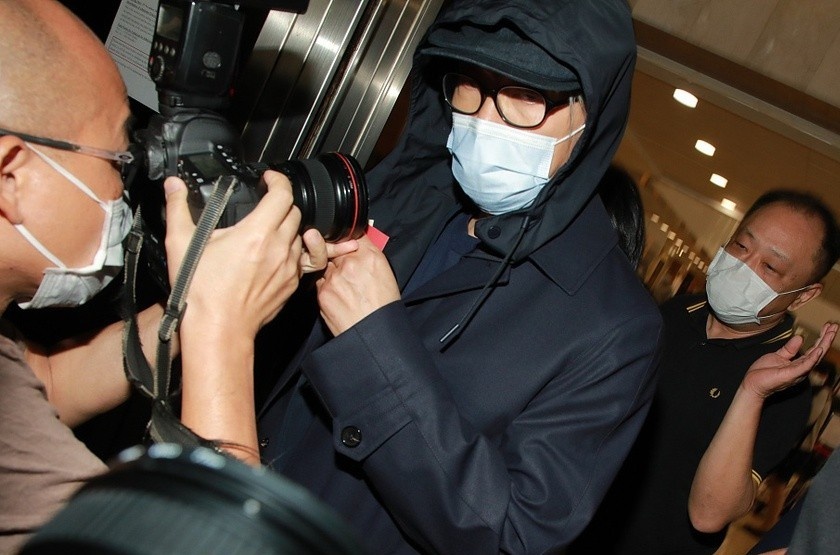 Chau Tinh Tri bi vay kin sau khi roi toa an hinh anh