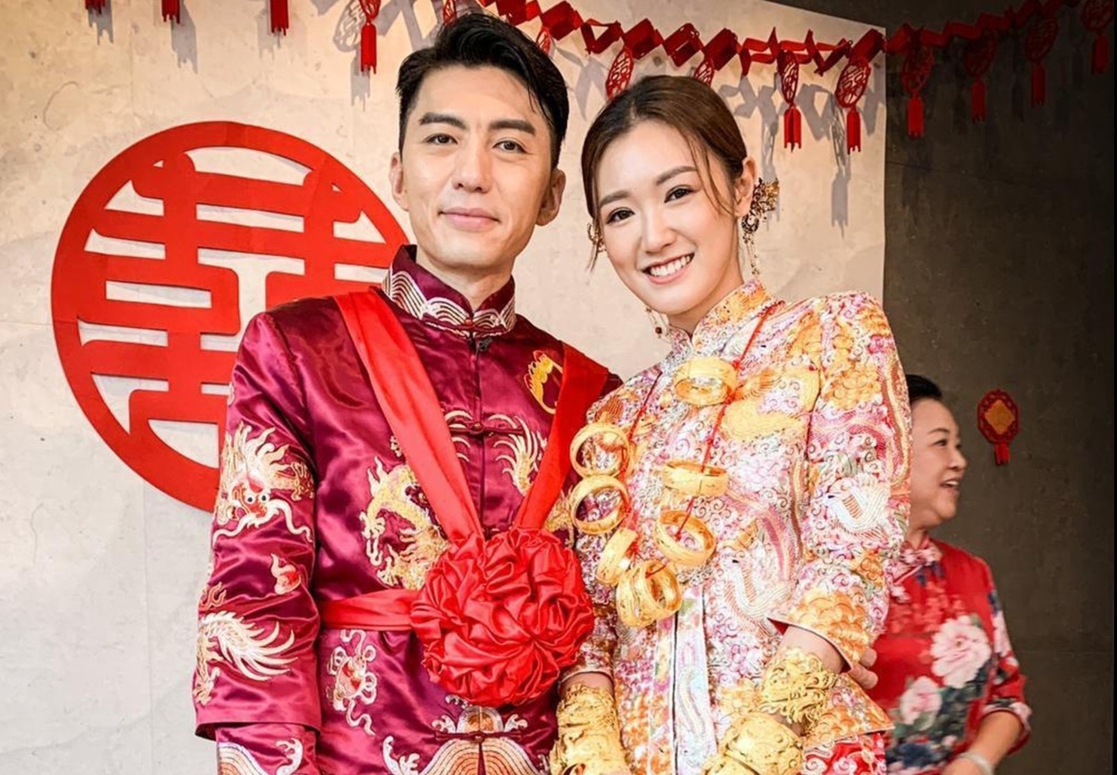 Vo tai tu Vien Vy Hao deo triu vang trong ngay cuoi hinh anh