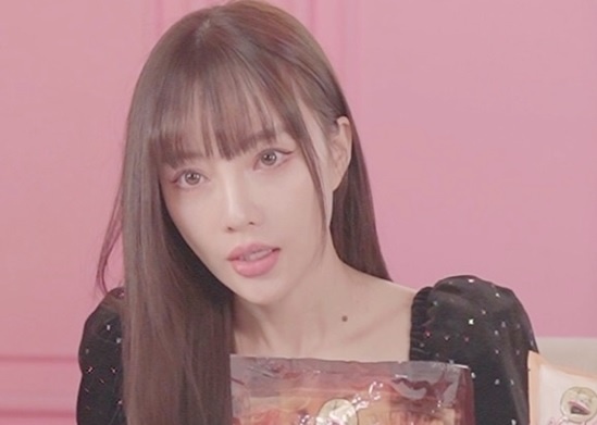 Nghe si Trung Quoc vuong be boi se bi cam livestream hinh anh