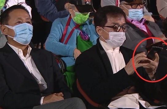 Thanh Long bi chi trich vi mai bam dien thoai tai su kien hinh anh