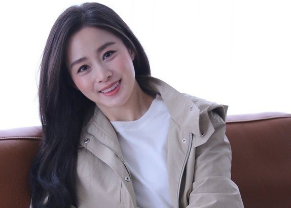 Gia the cua Kim Tae Hee hinh anh