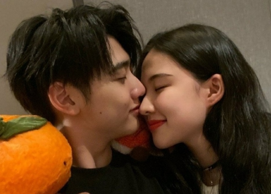 Nam ca si Trung Quoc bi to ngoai tinh voi nhieu co gai hinh anh