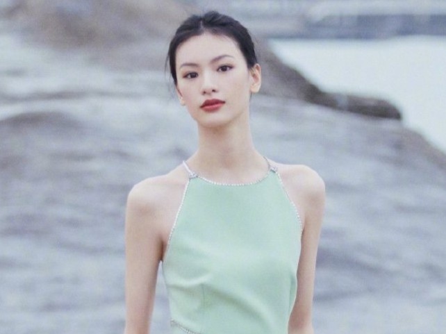 My nhan 21 tuoi noi danh sau mot dem nho chiec vay hinh anh