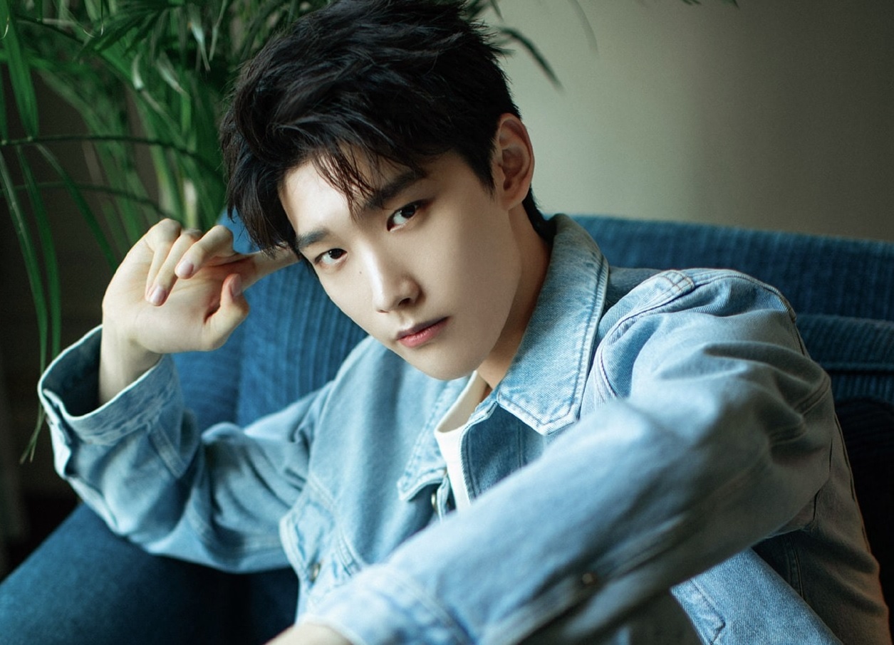 Dien vien Trung Quoc lo anh than mat voi ban gai trong khach san hinh anh