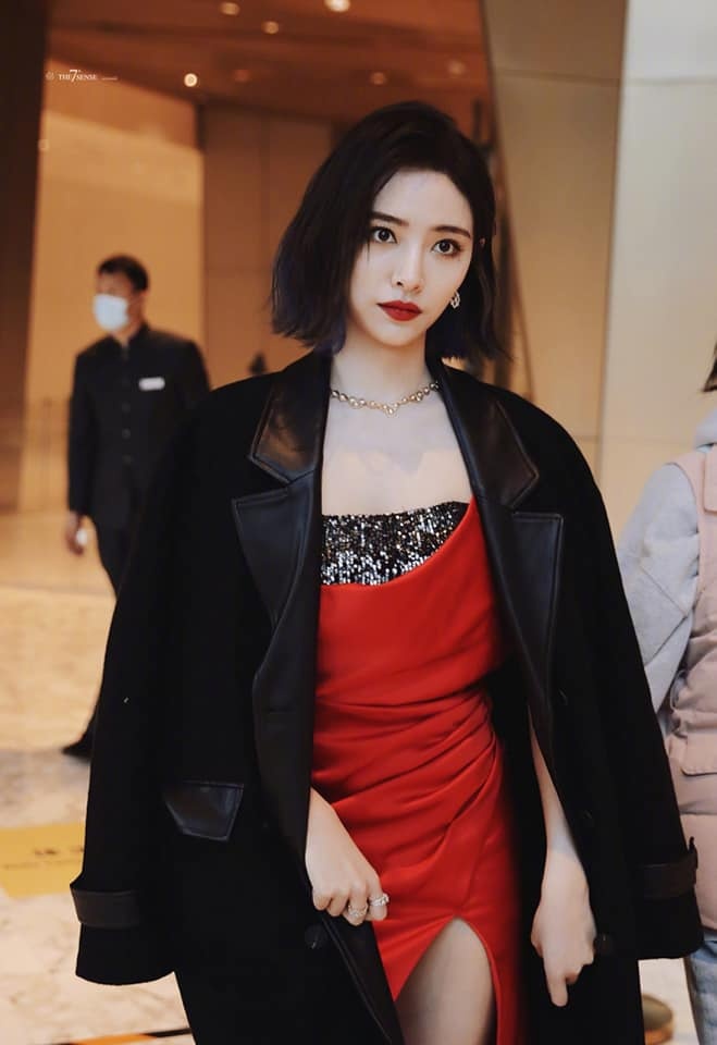 My nhan Hoa ngu khoe vai tran anh 2