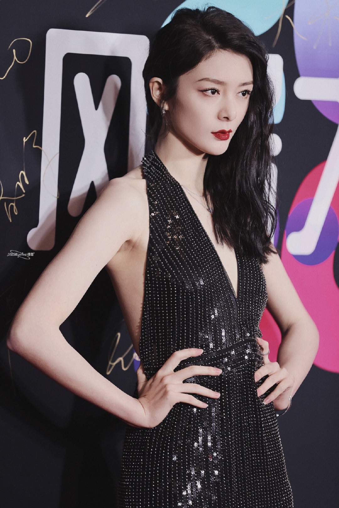 My nhan Hoa ngu khoe vai tran anh 7